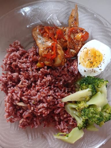 Nasi merah dengan ayam sambal, telur rebus, dan brokoli