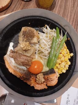 Hotplate salmon dengan telur, taoge, dan sayuran